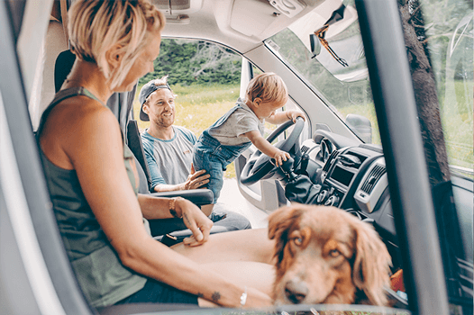Familienurlaub mit Kind und Hund im Reisemobil.